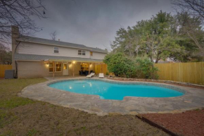 Heart of Dallas - Mansion with Backyard Pool Oasis